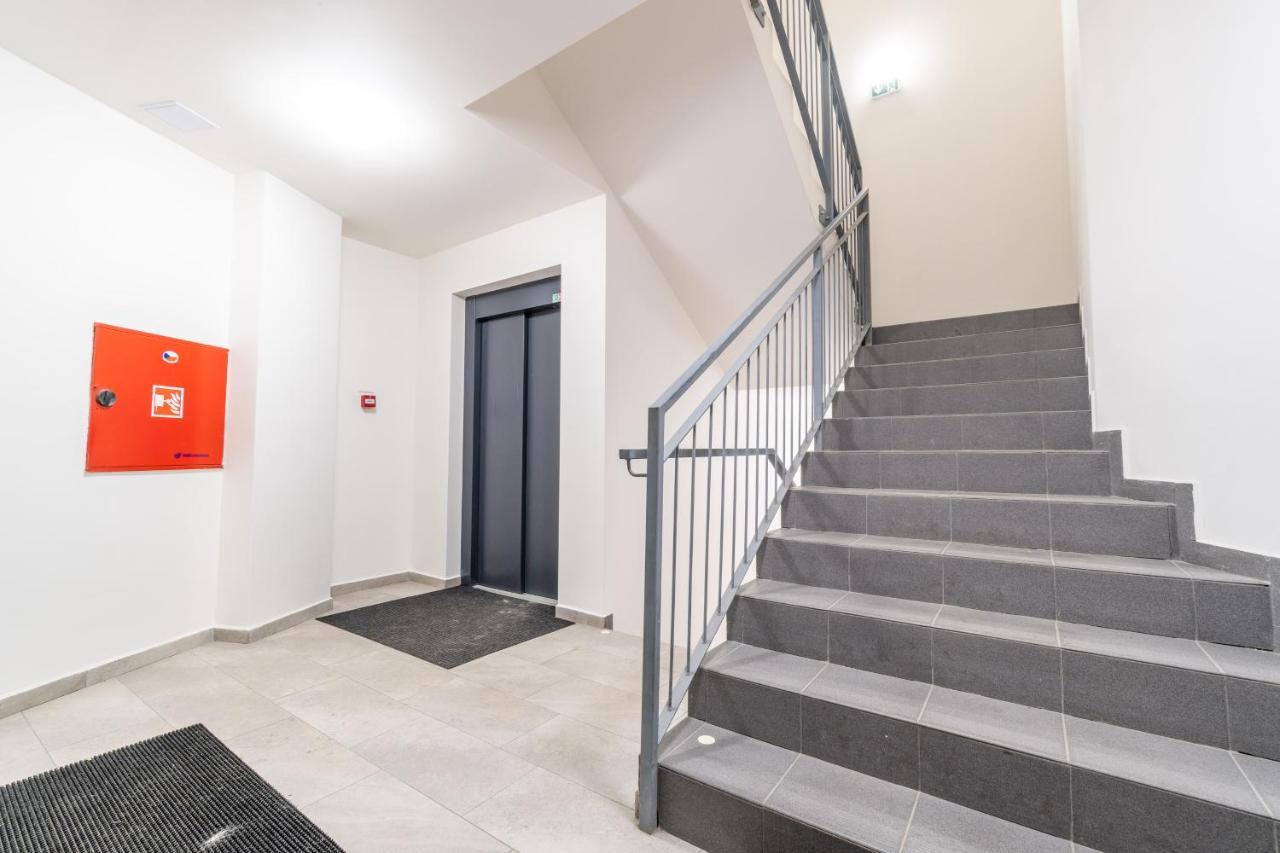 Brand New Studio Apartment #51 With Free Secure Parking In The Center Praha Exteriér fotografie